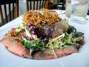 Antipasti di roast beef per Carnevale mascherati con cipolle fritte