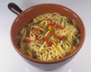 Tagliatelle con peperoni e piselli al gratin per un Carnevale vegetariano