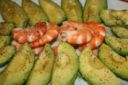 Gamberi ed avocado per l'antipasto facile per San Valentino