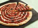 La pizza di Halloween, golosa ragnatela con olive