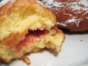 Ricette dolci di Natale, brioches fritte con prugne secche