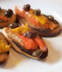Bruschette con peperoni arrosto e olive per antipasti saporiti
