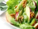 Ricetta insalata invernale, con mele uvetta e noci