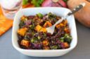 Insalata di quinoa, patate dolci, cavolo e mirtilli