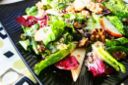 Insalata con pere radicchio e noci tostate, un piatto unico leggero