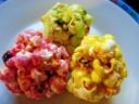 Palline di popcorn caramellati e colorati per gustare il Carnevale