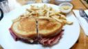 Cena veloce, prova il panino con carne affumicata e crema di melanzane