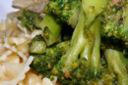 Gusta la pasta con broccoli e speck in una semplice ricetta gustosa