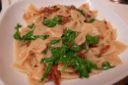 Primi piatti, pasta con rucola e pomodori secchi