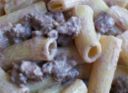 Pasta con salsiccia e crema di latte, primo piatto facile e gustoso