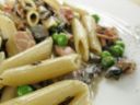 Ricette facili, pasta al salmone con funghi e piselli