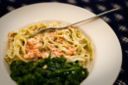 Primi piatti saporiti, pasta fresca con spinaci e salmone
