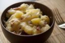 Patate con speck e formaggio filante per un contorno facile e gustoso