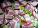 Piselli con speck e mozzarella, ricetta di un contorno gustoso e facile