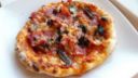 Ricetta pizza al salame, salsiccia, prosciutto e funghi, ricca e gustosa