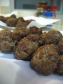 Secondi piatti, polpette di carne di vitello e salsiccia