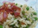 Primi piatti facili, riso con piselli e pancetta croccante