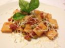 Mezze maniche al sugo di pomodoro ai piselli