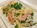 insalata di pasta con salmone, rucola e parmigiano