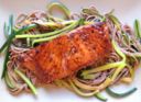 Salmone scottato con soba e zucchine