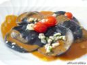 Ravioli neri di ricotta con ragout di calamari, pomodorini e bisque di gamberi