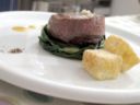 Tournedos con millefoglie di bietola e patate in crosta di mais, salsa di miele e senape