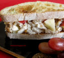 Sandwich con insalata di pollo mele e uva