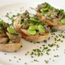 Crostini con fegatini di pollo caldi e fave