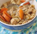 Zuppa di pollo, carote e nooodles