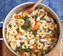 Zuppa di pollo, tortellini e verdure