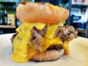 Mangiamolo Strano (o Tanto): il Donut Cheesesteak Burger