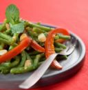 Contorno estivo colorato con peperoni, fagiolini, germogli di soia e mais