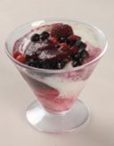 Dolci al cucchiaio: coppette di yogurt al miele e frutti di bosco