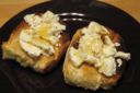 Antipasti: crostini di caprino al miele