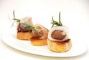 Antipasti: crostini con marroni e lardo
