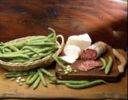 Antipasti: bruschette alle fave e salame