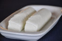 Coppette di formaggio morbido e olive, antipasto estivo veloce