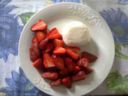 Ricette Festa della Mamma: insalata di fragole, mozzarella e indivia