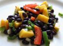Ricetta insalata: fagioli neri, feta, mango e peperoni