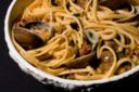 Ricetta pasta: linguine con vongole e salsiccia