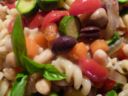Insalata di pasta con ceci, pomodorini e olive, ricetta primo estivo