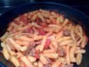 Primi piatti: pasta con pomodoro, ricotta e salsiccia