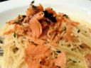 Primi piatti: spaghetti con salmone e caviale di olive nere