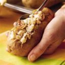 Piatti unici: patate al forno ripiene di pollo e con insalata di verdure