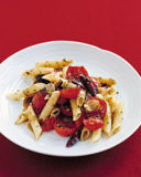 Ricette pasta: penne con olive nere e pomodoro