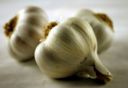 Ricetta pesce  facile: pesce al forno con salsa all’aglio