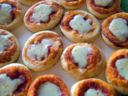 Antipasti: pizzette di pesce