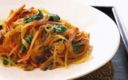 Cucina coreana:  gli spaghetti di soia saltati (Chapchae)