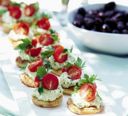 Antipasti: tartine con pomodorini e feta