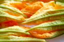 Ricette verdura: zuppa estiva con i fiori di zucca
